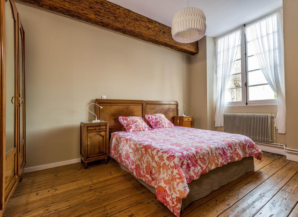 Chambres D'Hotes Le Relais Des Remparts Rions Exterior photo